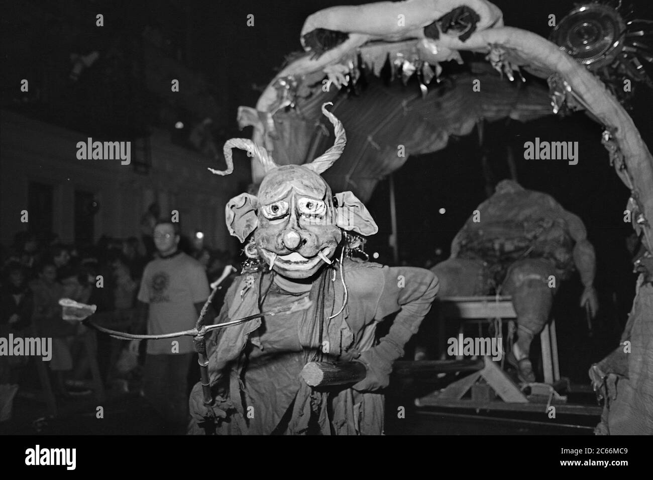 Des glouls avec chariot au Greenwich Village Halloween Parade, New York City, États-Unis dans les années 1980 photographiés avec le film Black & White la nuit. Banque D'Images