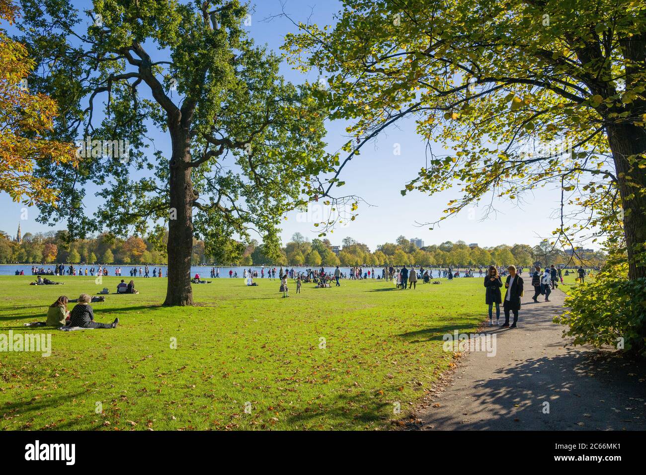 Les gens qui apprécient le soleil d'automne dimanche près du lac Serpentine à Hyde Park, Londres - prendre une pause de la vie de travail Banque D'Images