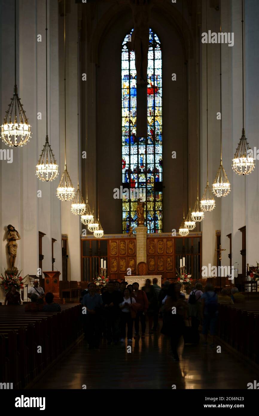 Visiteurs et touristes visitent l'autel et l'intérieur de la Frauenkirche ou de la cathédrale de Munich, Banque D'Images