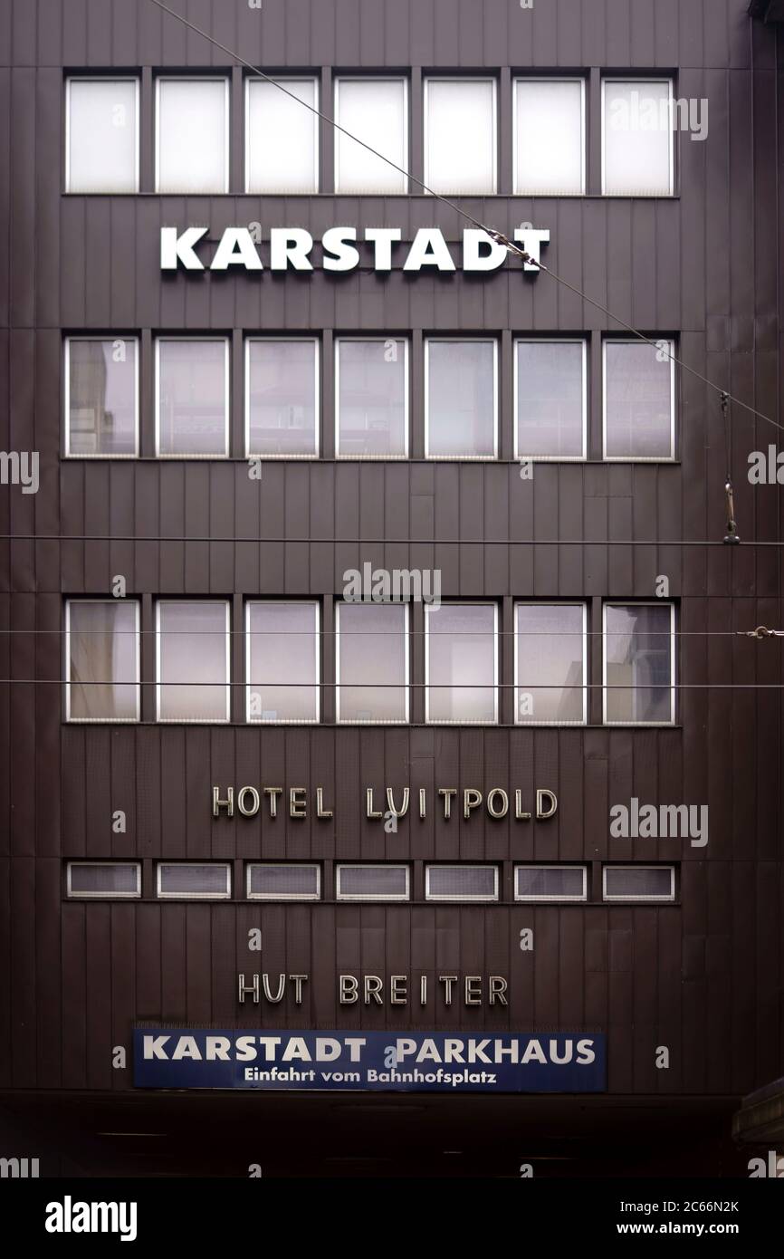 L'entrée des parkings et le parking souterrain du grand magasin Karstadt dans le centre de Munich, Banque D'Images
