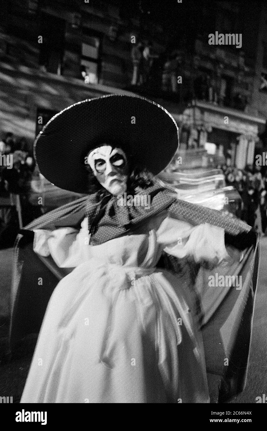 Sorcière à la parade d'Halloween de Greenwich Village, New York City, États-Unis dans les années 1980 photographiée avec le film noir et blanc la nuit. Banque D'Images
