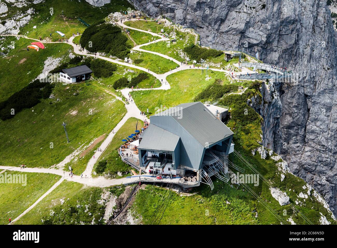 Pic Alpspitze avec pic Osterfelderkopf, station de montagne Alpspitzbahn et plate-forme de belvédère AlpspiX, site de lancement du parapente, photo aérienne, Garmisch-Partenkirchen, Bavière, Allemagne Banque D'Images