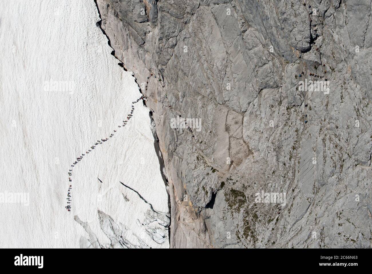 Alpinistes faisant la queue sur le glacier Höllentalferner, photographie aérienne, chaîne de montagnes de Wetterstein, Bavière, Allemagne Banque D'Images