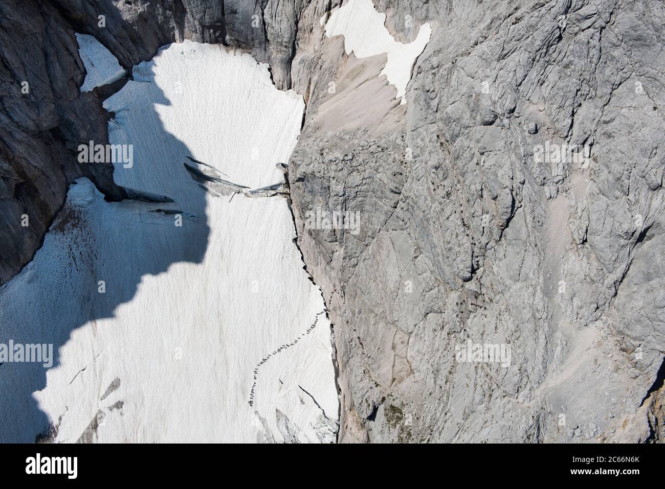 Alpinistes faisant la queue sur le glacier Höllentalferner, photographie aérienne, Wettersteingebirge, Bavière, Allemagne Banque D'Images