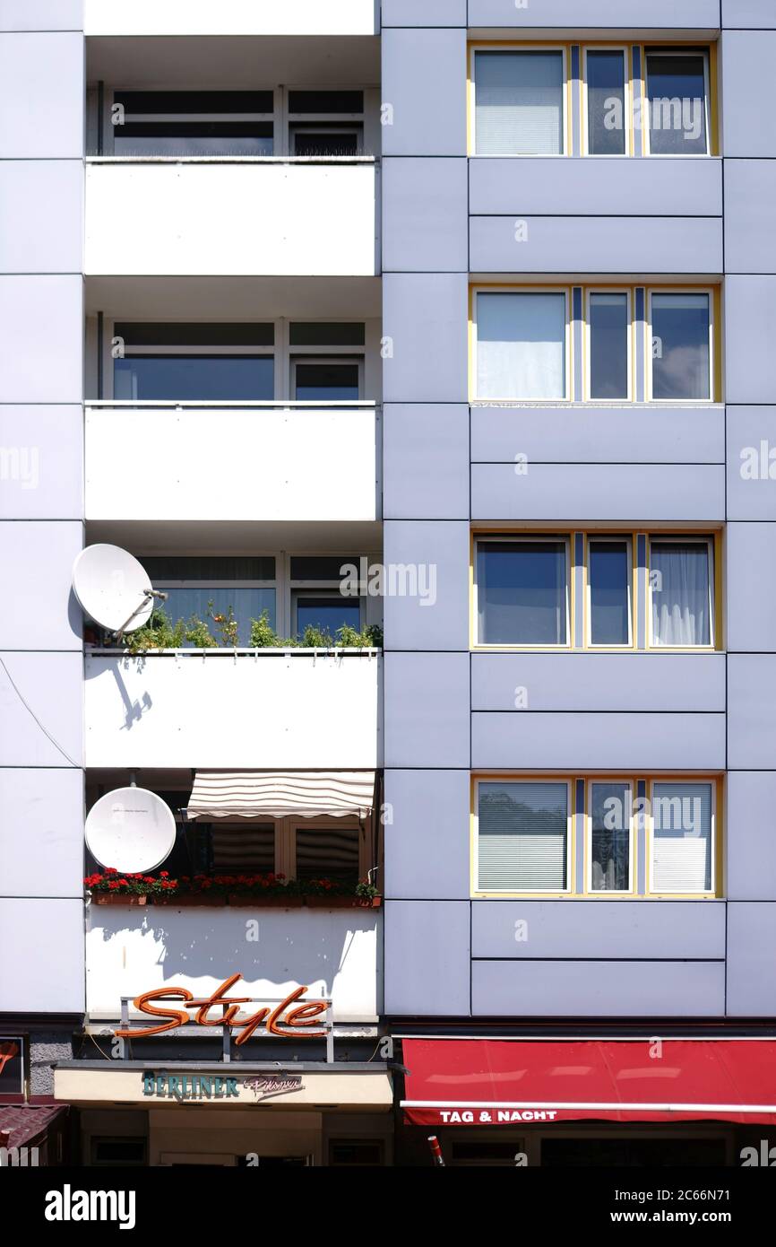 Le style café au rez-de-chaussée d'un bâtiment en hauteur à la gare Ostbahnhof de Berlin, Banque D'Images