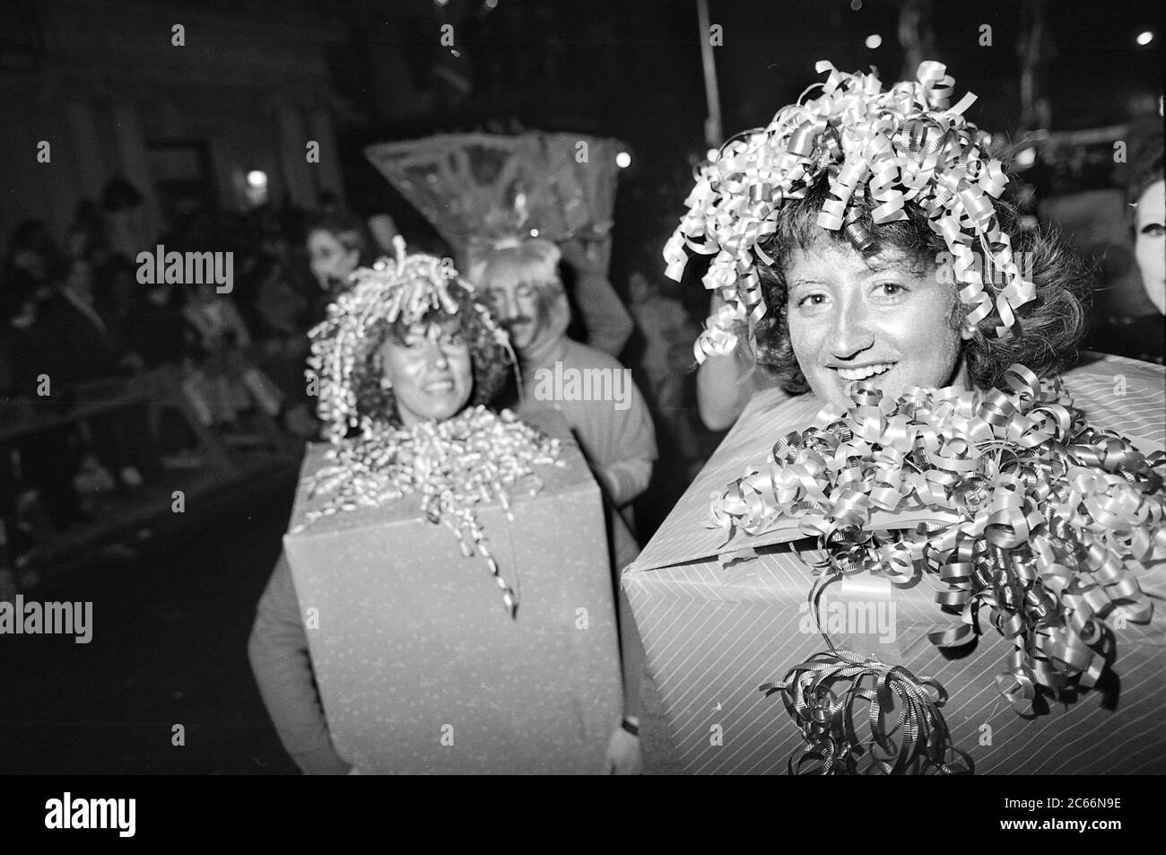 Costumes-cadeaux au Greenwich Village Halloween Parade, New York City, États-Unis dans les années 1980 photographiés avec le film noir et blanc la nuit. Banque D'Images