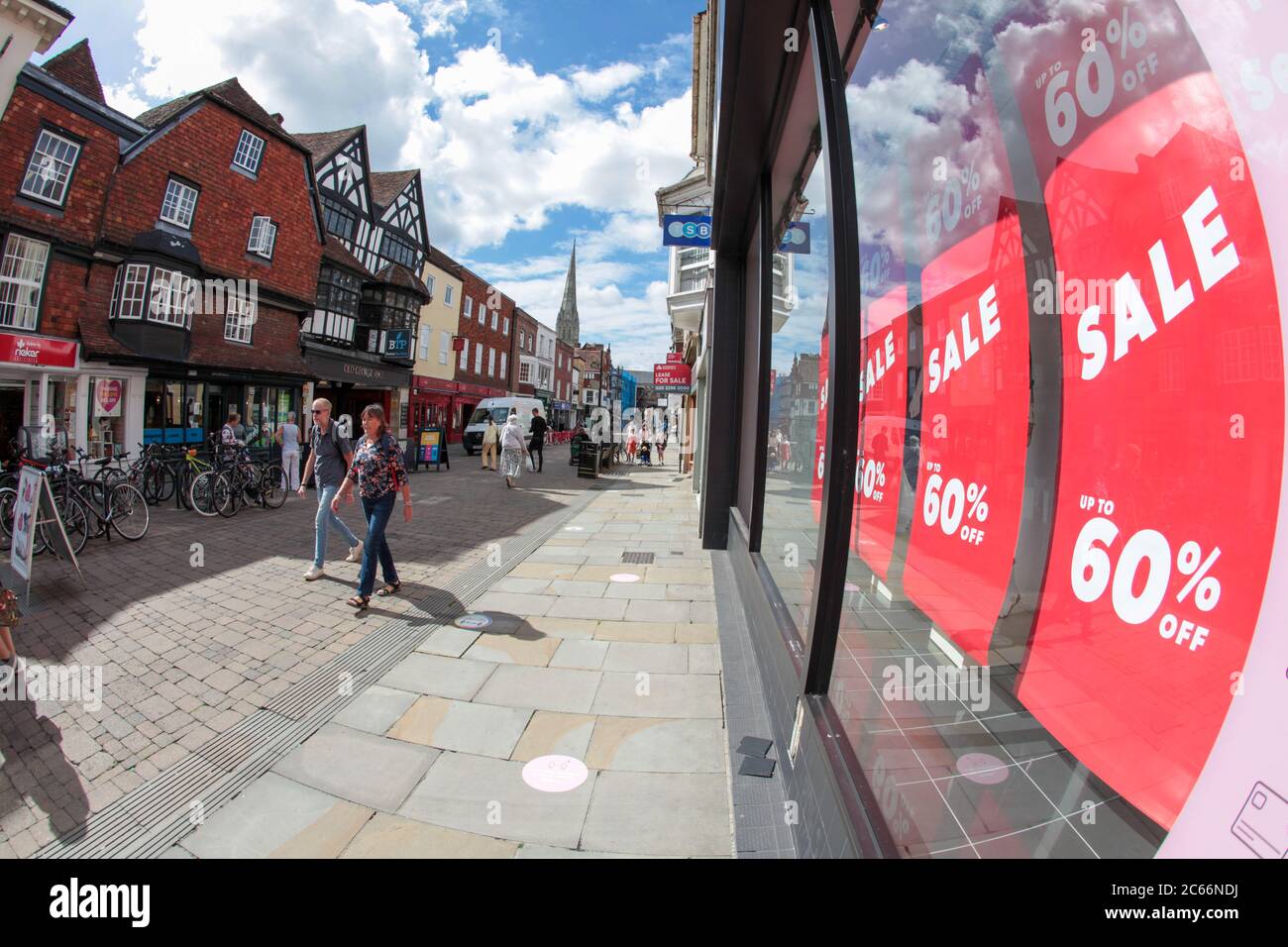 Les enseignes de vente dominent la rue haute de Salisbury, au Royaume-Uni, alors que des magasins ouvrent après le blocage du coronavirus en juillet 2020. Banque D'Images