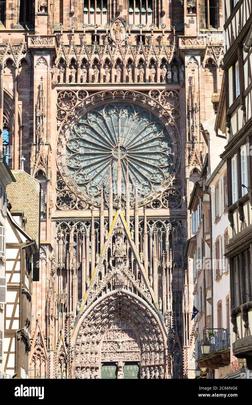 Façade Ouest, Cathédrale notre-Dame de Strasbourg, site classé au patrimoine mondial de l'UNESCO, Strasbourg, Alsace, région du Grand-est, France Banque D'Images