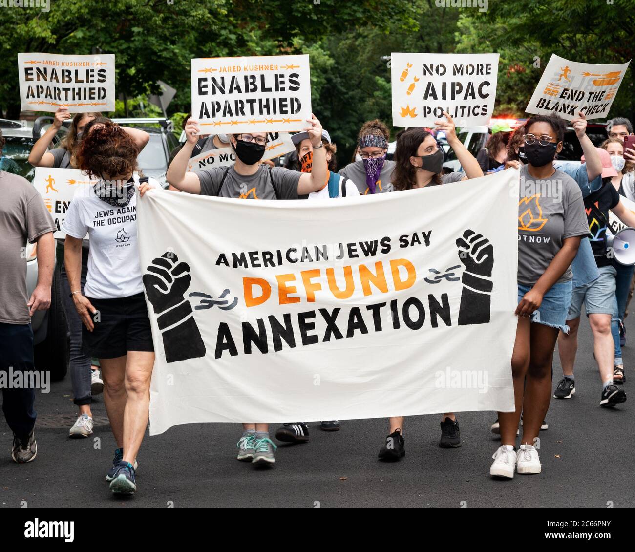 Washington, États-Unis. 07e juillet 2020. 7 juillet 2020 - Washington, DC, Etats-Unis: Le protestant tient une bannière avec les mots "les Juifs américains disent définancer l'annexion" à une protestation près du domicile d'Ivanka Trump et Jared Kushner contre l'annexion possible par Israël de la Cisjordanie. La manifestation était organisée par IfNotNow et IfNotNow DC. (Photo de Michael Brochstein/Sipa USA) crédit: SIPA USA/Alay Live News Banque D'Images