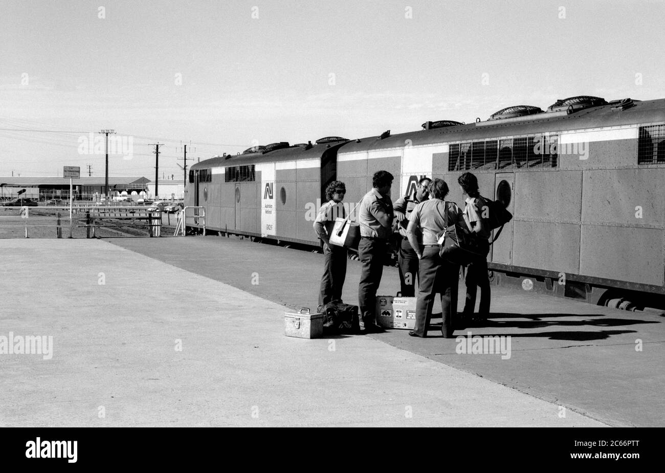 Le train transaustralien à Cook, Australie méridionale, 1987. Changer les équipes de train en parlant. Banque D'Images