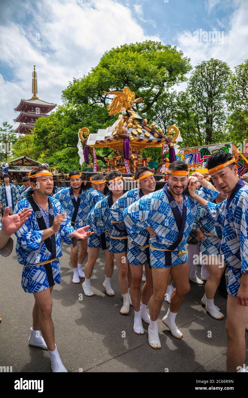 Le Japon, la ville de Tokyo, Asakusa, Festival de District mikoshi culte Banque D'Images