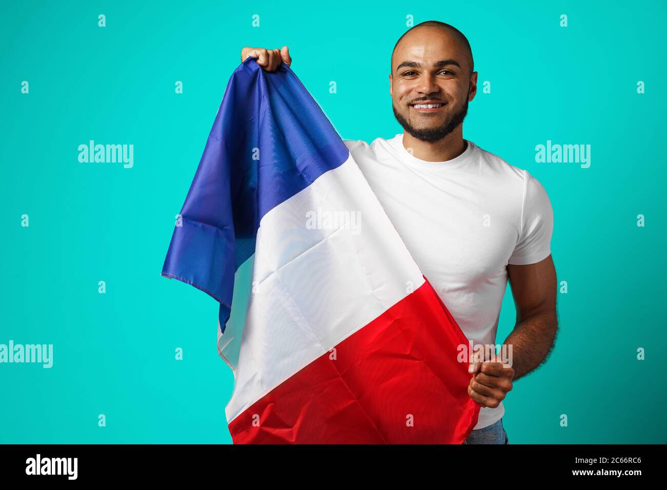 Homme noir de race mixte tenant le drapeau français de près Banque D'Images