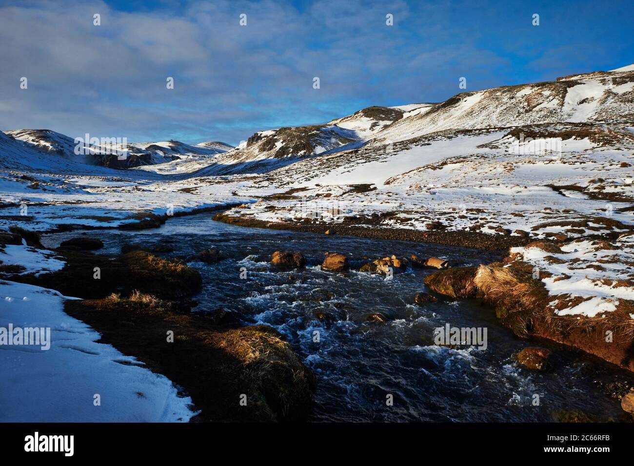 Islande, vallée de Reykjalur, Hveragerdi, montagnes enneigées et sources géothermiques Banque D'Images