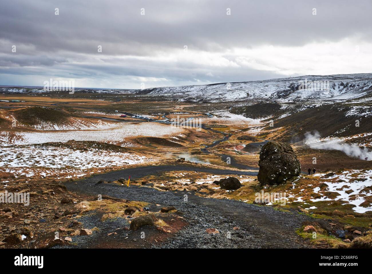 Islande, vallée de Reykjalur, Hveragerdi, montagnes enneigées et sources géothermiques Banque D'Images