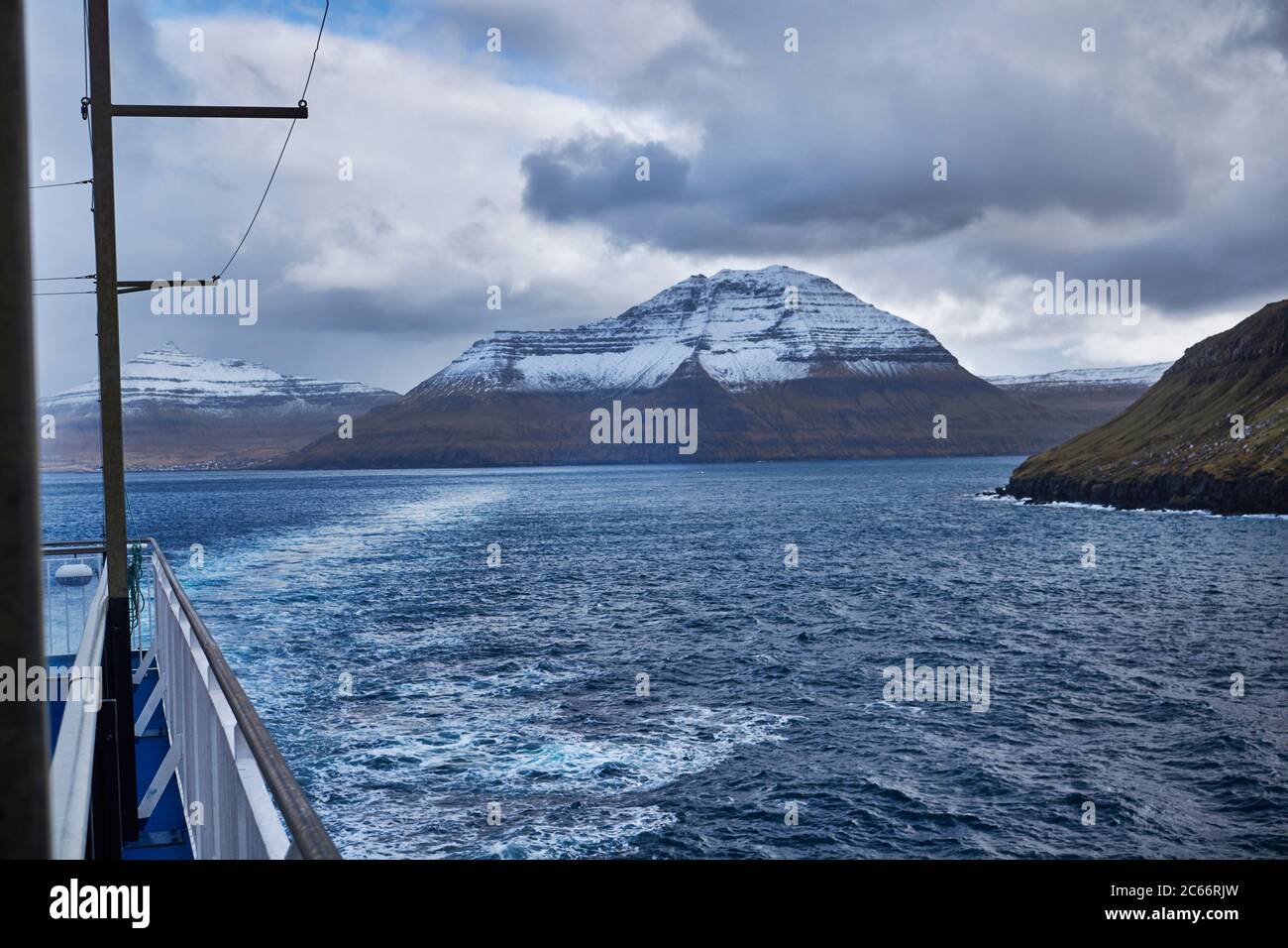 Islande, Fjords de l'est dans l'océan arctique, ciel nuageux et eau bleue, vue du ferry Banque D'Images