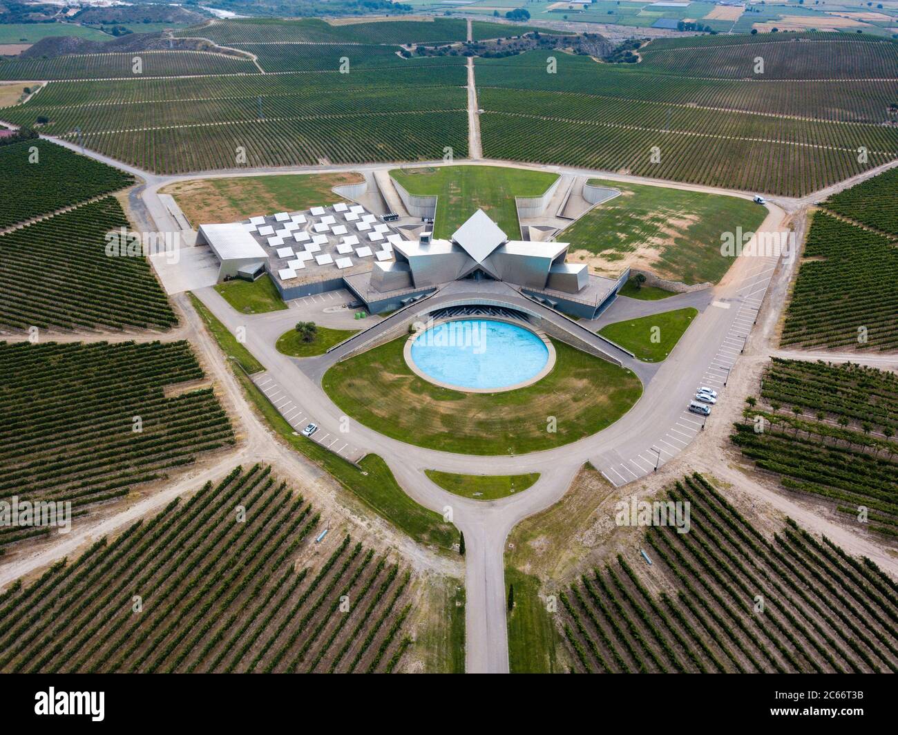 Vue aérienne des vignobles modernes des vins Sommos et de leurs vignobles dans la province de Huesca en Aragon Espagne Europe Banque D'Images