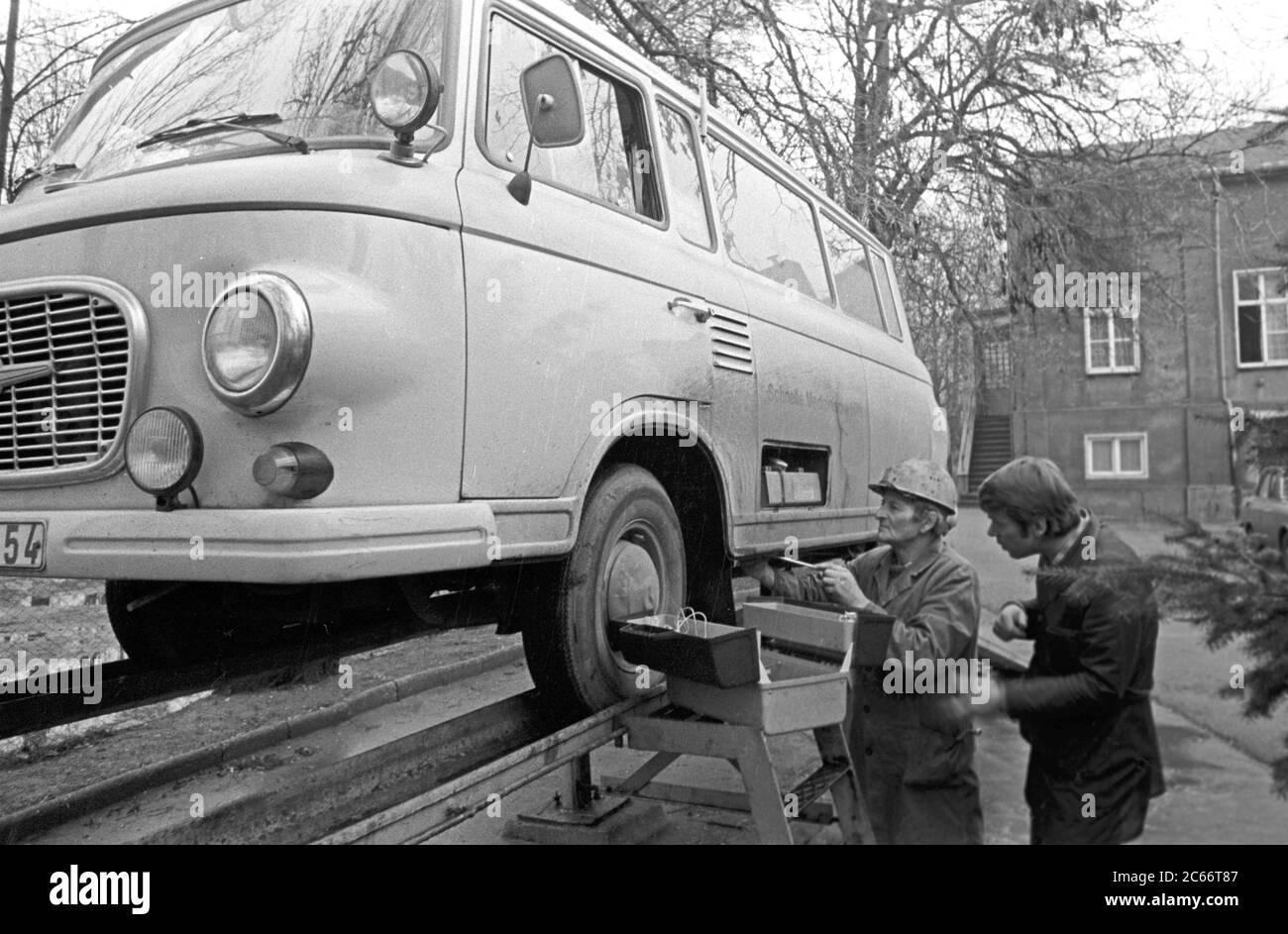 30 novembre 1985, Saxe, Leipzig: Un véhicule d'ambulance Barkas B 1000 est inspecté à Eilenburg au milieu des années 1980. La date exacte de l'inspection n'est pas connue. Photo: Volkmar Heinz/dpa-Zentralbild/ZB Banque D'Images