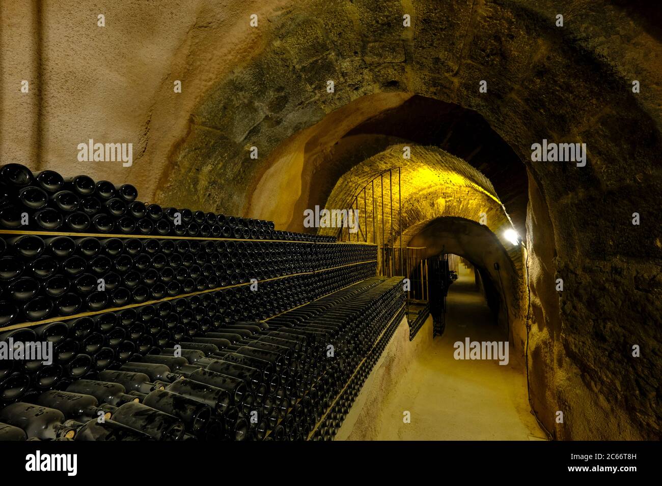 Bouteilles de vin dans les anciennes caves de vinification de la Cillar de Silos vins de dénomination d'origine Ribera del Duero à Burgos Espagne Europe Banque D'Images