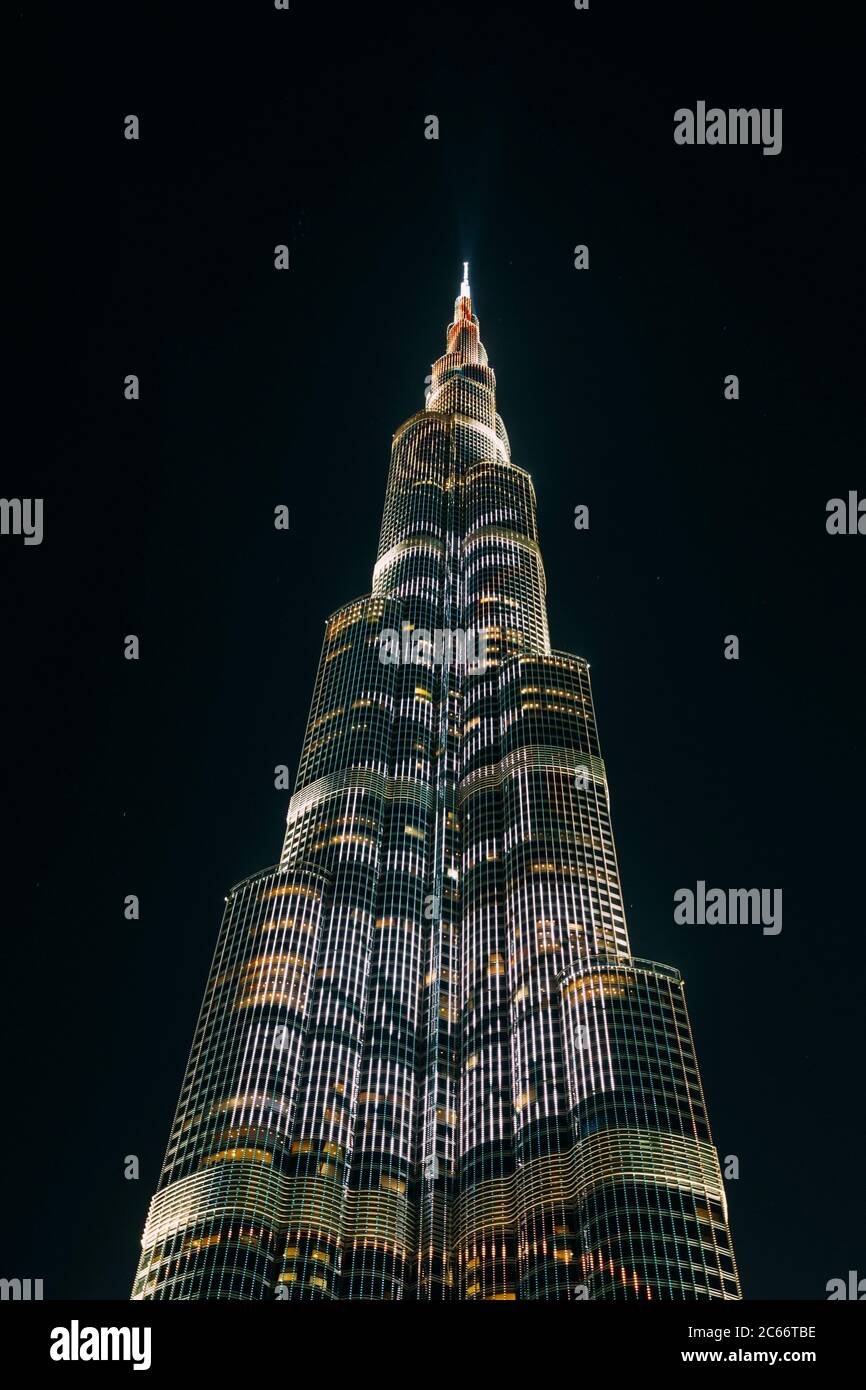 Illuminations colorées de Burj Khalifa à Dubaï la nuit, le plus haut homme fait la structure dans le monde à 828 mètres, Dubaï, Émirats arabes Unis, Banque D'Images
