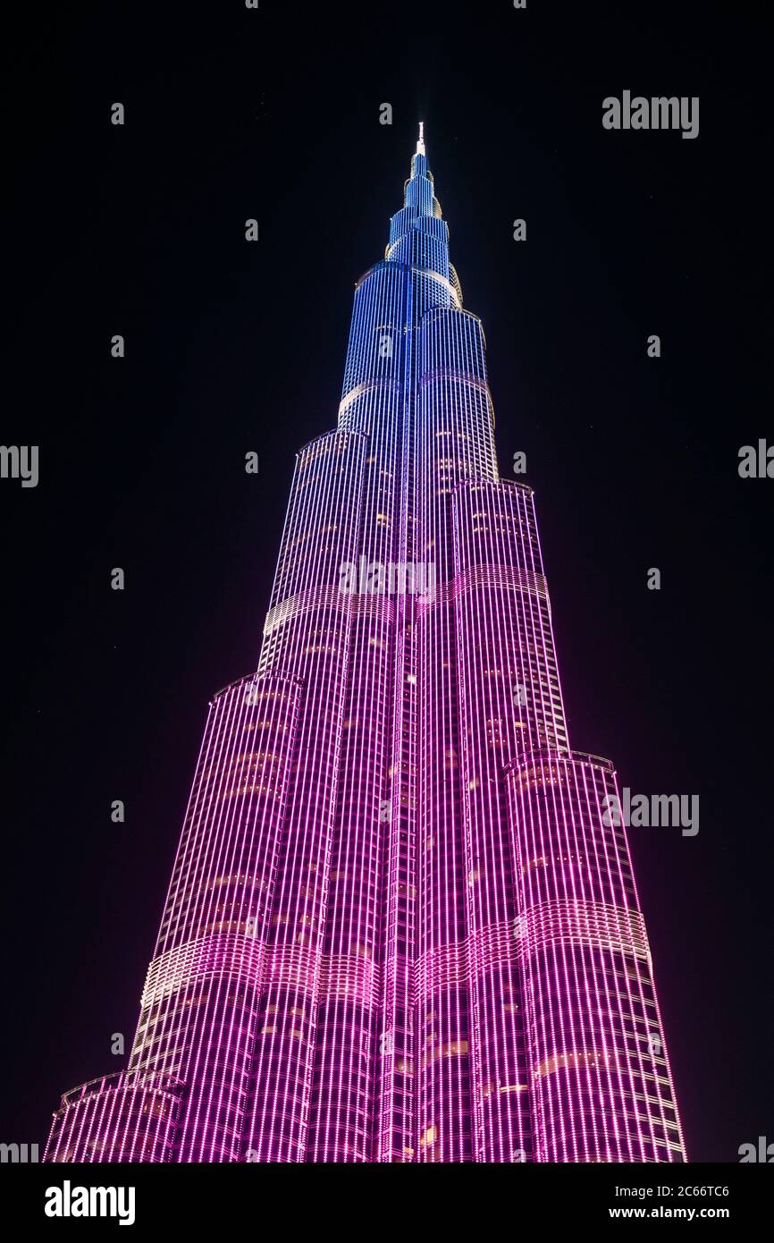 Illuminations colorées de Burj Khalifa à Dubaï la nuit, le plus haut homme fait la structure dans le monde à 828 mètres, Dubaï, Émirats arabes Unis, Banque D'Images