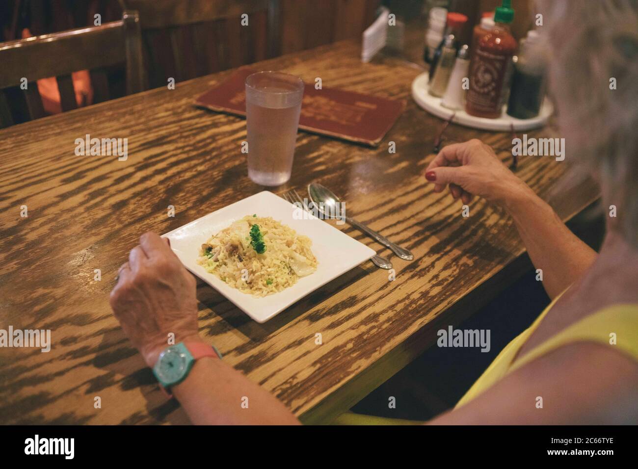 marure femme prête à manger un repas dans un restaurant vietnamien à nyc Banque D'Images