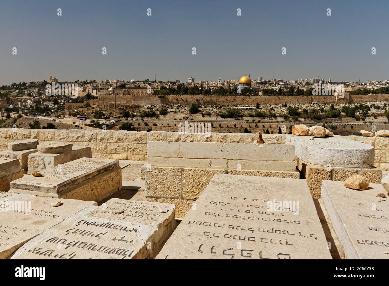 Vue de Jérusalem, Dôme du Rocher sur le Mont du Temple depuis le Mont des oliviers avec tombes juives et texte hébreu au premier plan, Israël Banque D'Images