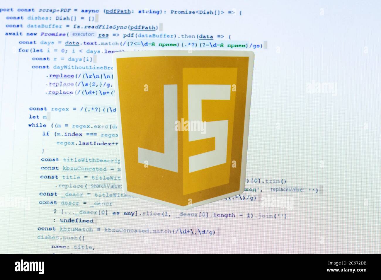 Moscou, Russie - 1 juin 2020: JavaScript JS logo signe avec le code du programme sur fond illustratif Editorial Banque D'Images