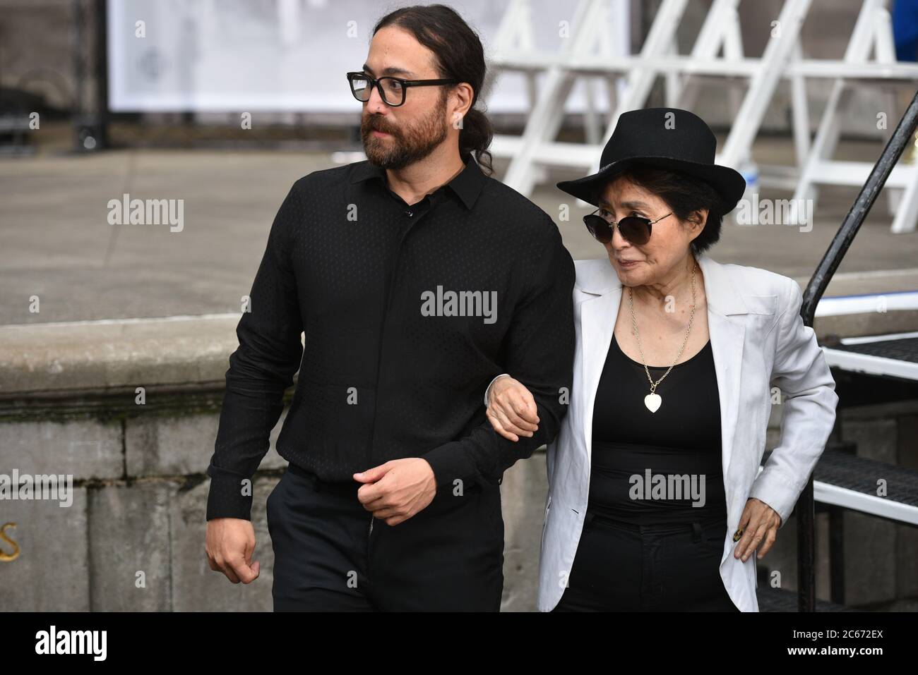 Yoko Ono et Sean Lennon assistent à une cérémonie de dédicace du timbre John Lennon au Naumburg Bandshell à Central Park le 7 septembre 2018 à New York. Banque D'Images