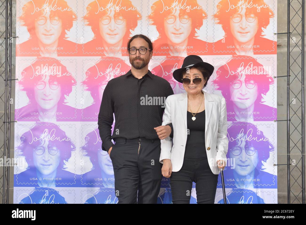 Yoko Ono et Sean Lennon assistent à une cérémonie de dédicace du timbre John Lennon au Naumburg Bandshell à Central Park le 7 septembre 2018 à New York. Banque D'Images