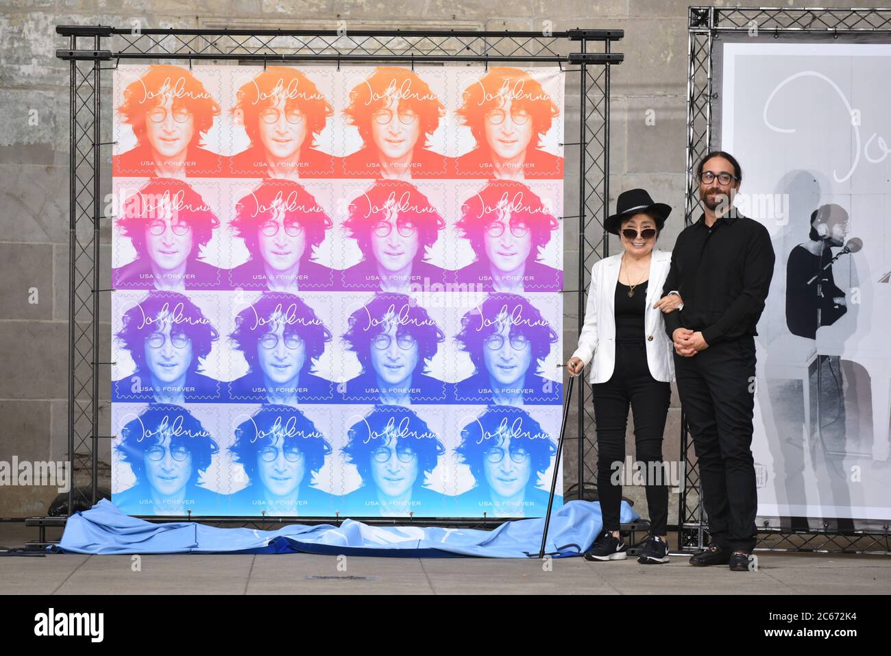 Yoko Ono et Sean Lennon assistent à une cérémonie de dédicace du timbre John Lennon au Naumburg Bandshell à Central Park le 7 septembre 2018 à New York. Banque D'Images