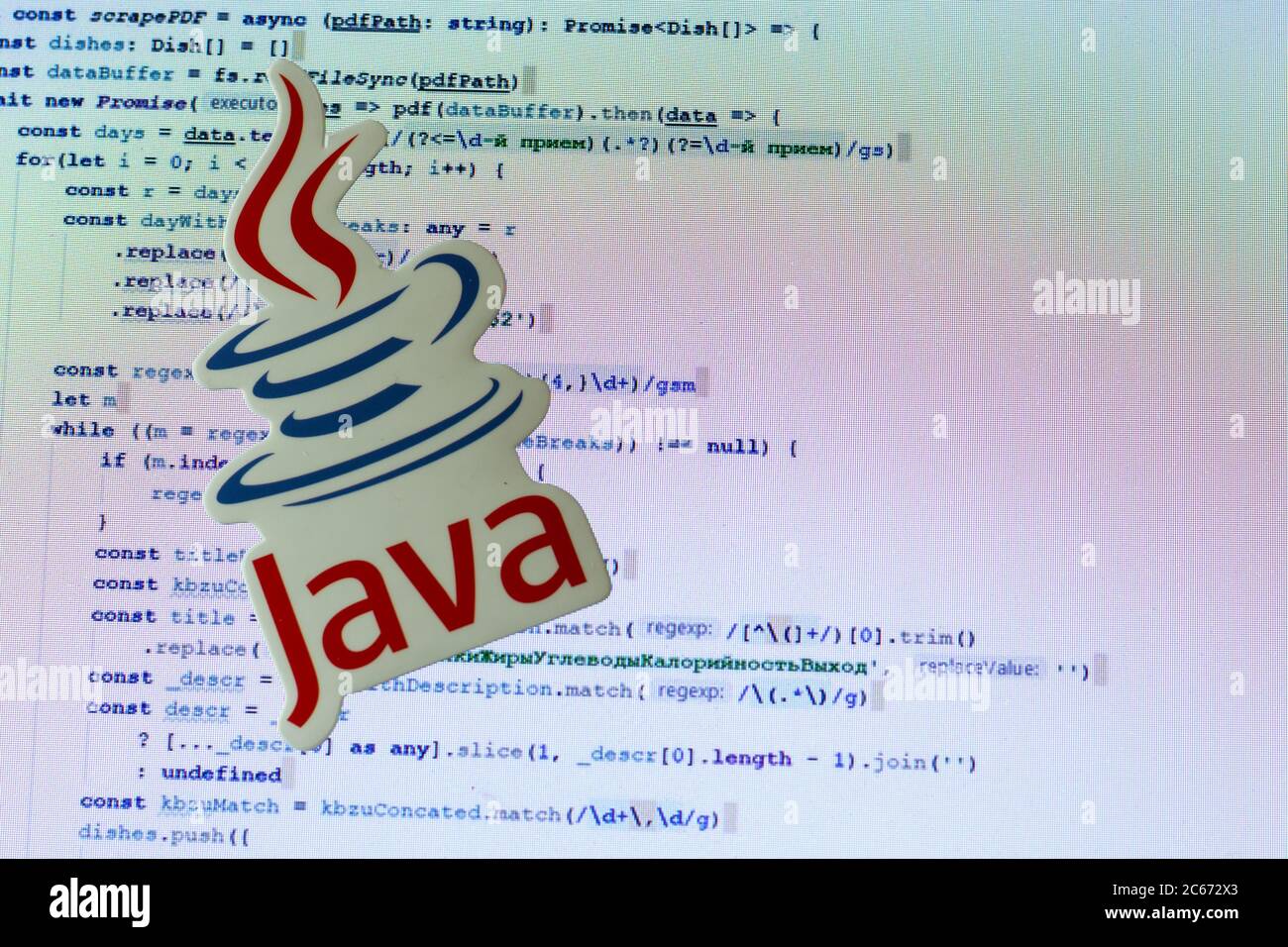 Moscou, Russie - 1er juin 2020 : logo Java avec code de programme en arrière-plan Illustration éditoriale Banque D'Images