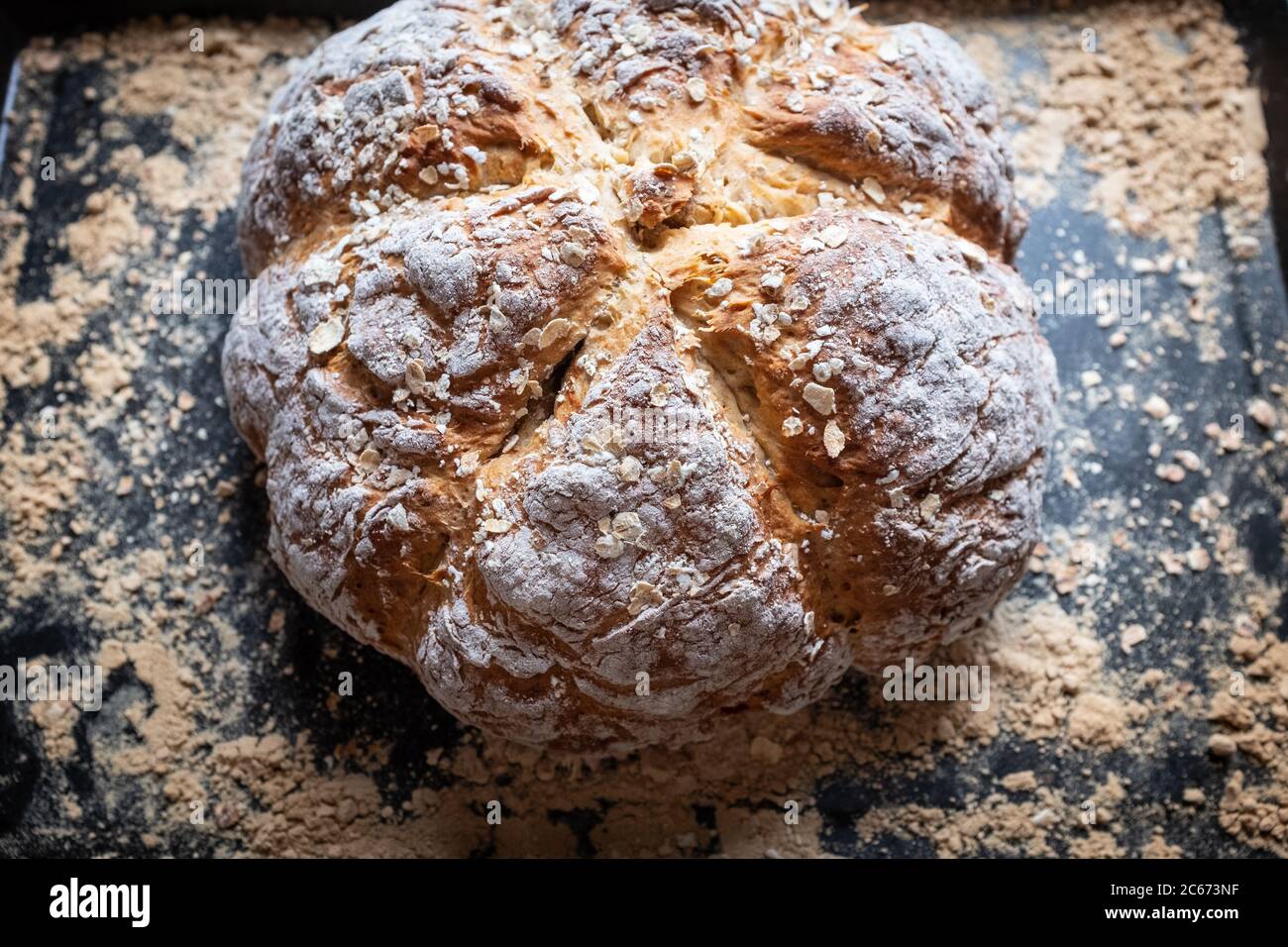 Gros plan photo d'un simple pain de soda cuit à la maison juste sorti du four. La recette utilisée est pour le pain soda irlandais. Banque D'Images