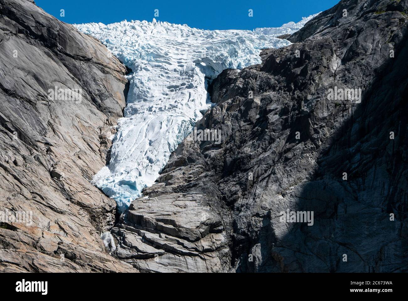 Briksdalsbreen/le glacier de Briksdal, Nordfjord, Norvège (juillet 2020)  est une branche de Jostedalsbreen. L'hiver dernier, il est tombé 7 mètres  de neige sur lui Photo Stock - Alamy