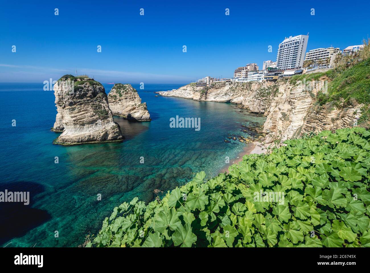 Vue aérienne avec Pigeon Rock dans la région de Raouche à Beyrouth, Liban Banque D'Images