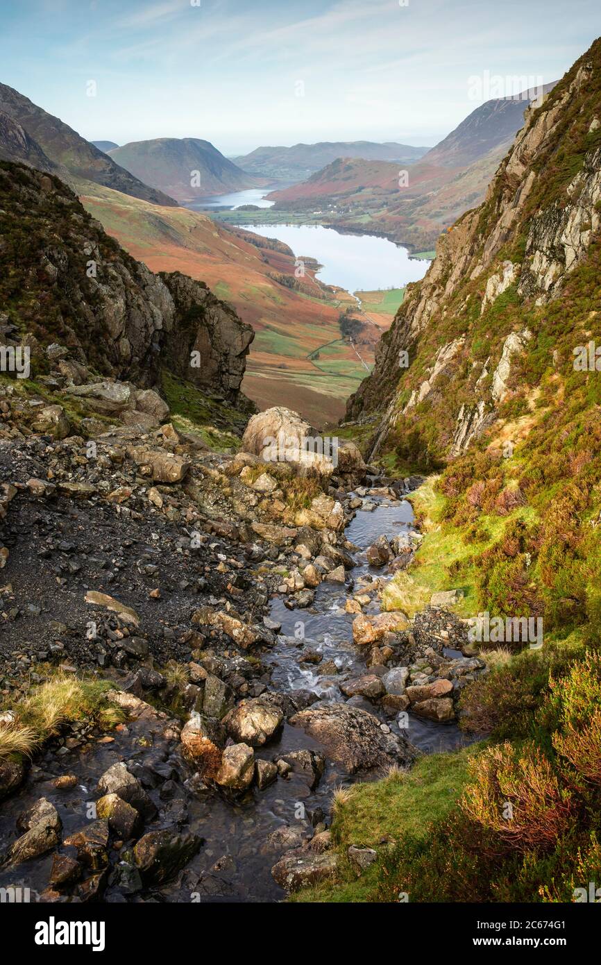 Lumière chaude du matin sur le Beck Warnscale, se nourrissant de Buttermere, avec l'eau de Crummock dans le fond. Lake District, Cumbria, Angleterre, Royaume-Uni. Banque D'Images