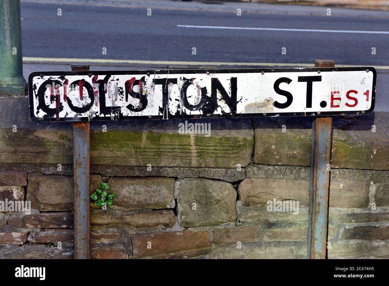 Panneau Colston Street avec peinture rouge, Bristol, Royaume-Uni Banque D'Images