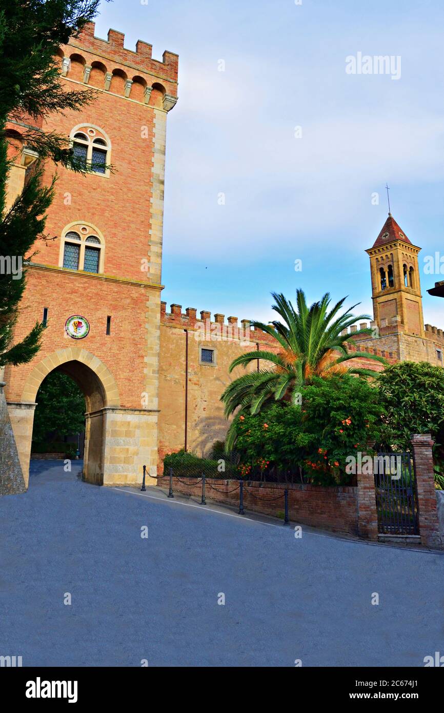 Vue sur le château médiéval de Bolgheri dans la ville de Castagneto Carducci en Toscane, Italie. Banque D'Images