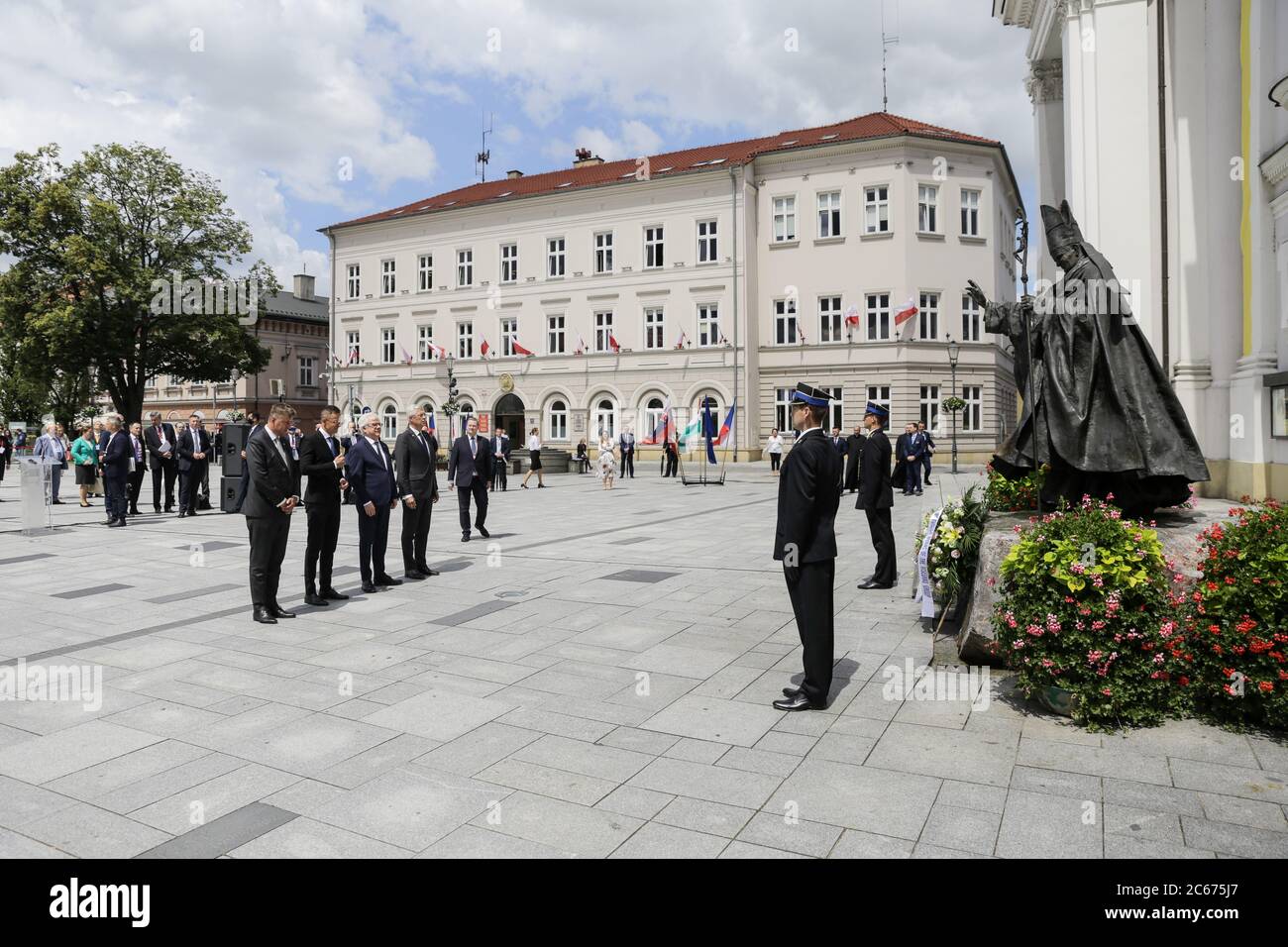 Wadowice, Pologne. 07e juillet 2020. Les ministres des Affaires étrangères de la République tchèque, de la Hongrie, de la Pologne et de la Slovaquie rendent hommage au pape Jean-Paul II. Réunion des ministres des Affaires étrangères du Groupe de Visegrad (V4) - Pologne, République tchèque, Slovaquie et Hongrie à Wadowice, ville natale du pape Jean-Paul II Crédit : SOPA Images Limited/Alamy Live News Banque D'Images