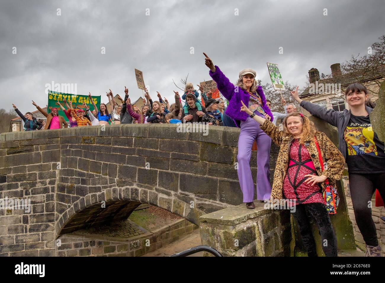 Extinction Rebellion flash mob dans le pont Hebden West Yorkshire exécutent Stayin ' Alive dans le centre-ville Banque D'Images