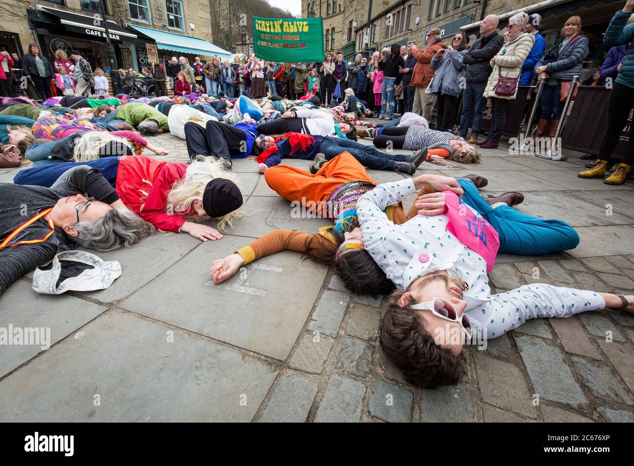 Extinction Rebellion flash mob dans le pont Hebden West Yorkshire exécutent Stayin ' Alive dans le centre-ville Banque D'Images