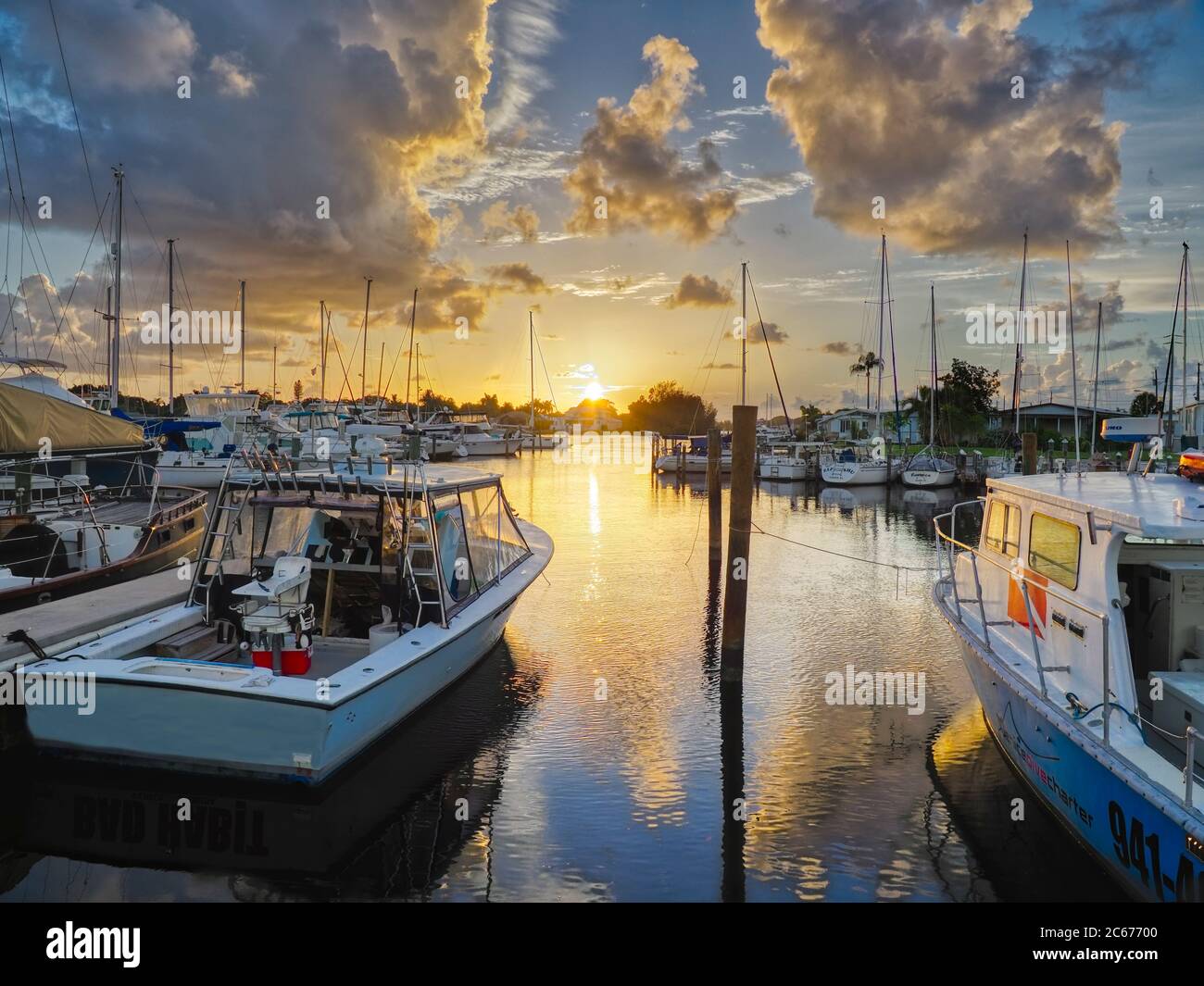 Coucher de soleil sur la voie navigable intercôtière du golfe à Venise, Floride, sur la côte du golfe de Floride, aux États-Unis Banque D'Images
