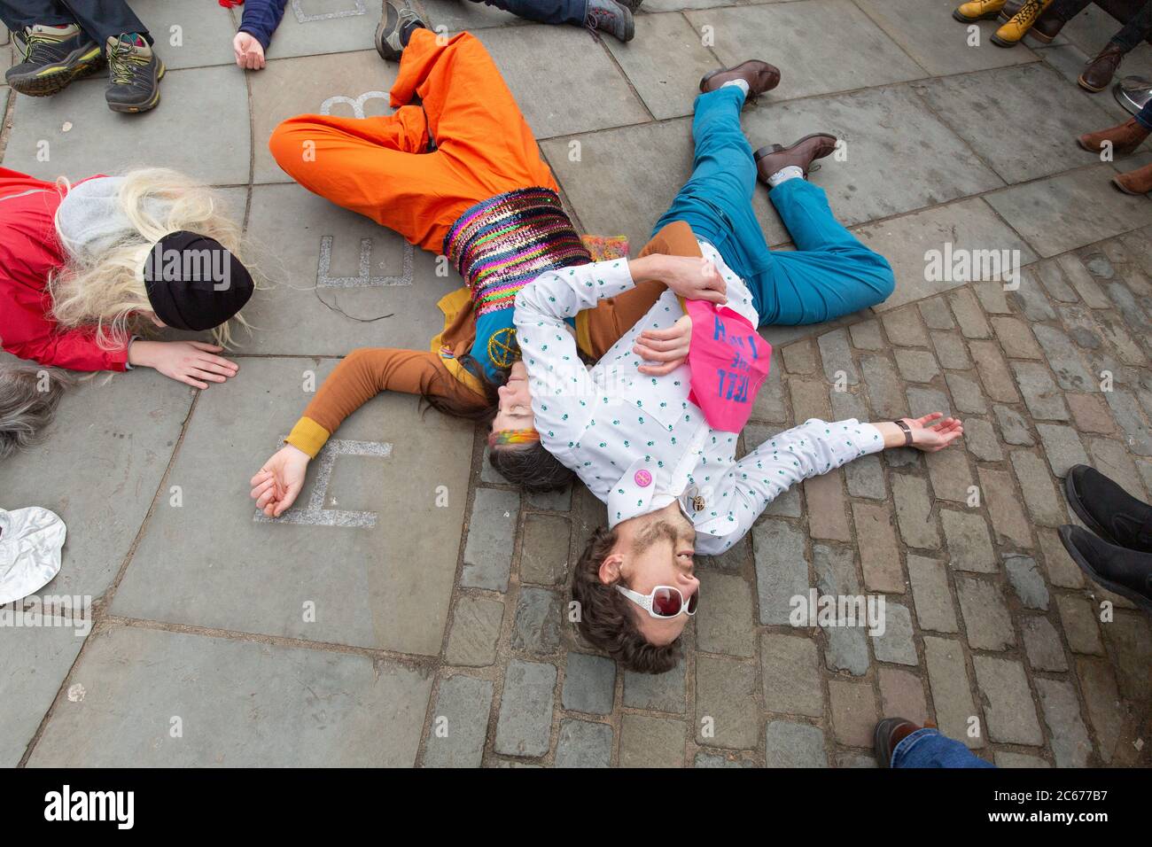 Extinction Rebellion flash mob dans le pont Hebden West Yorkshire exécutent Stayin ' Alive dans le centre-ville Banque D'Images