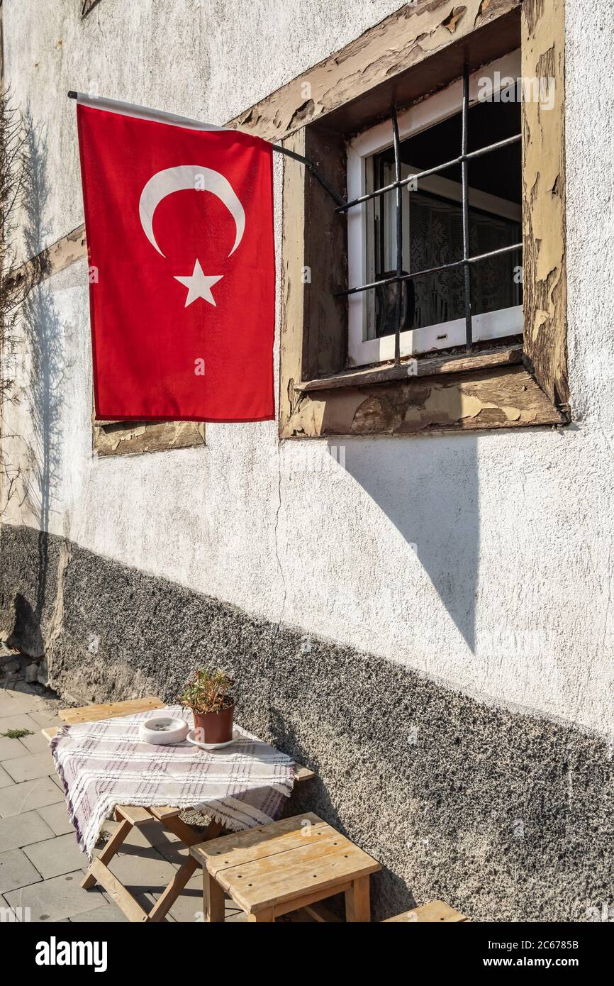 Drapeau turc suspendu sur une maison de campagne en Turquie. Banque D'Images