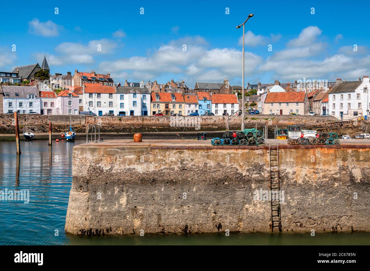 Maisons sur le front de mer de la station balnéaire pittoresque village de St Monans dans l'East Neuk de Fife, en Écosse, vu à travers le port. Banque D'Images