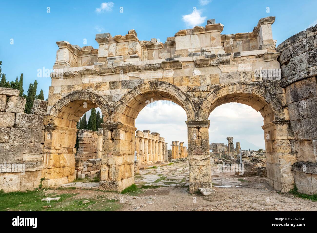 Façade de portes domitienne dans la ville antique Hiérapolis, Pamukkale, Turquie Banque D'Images