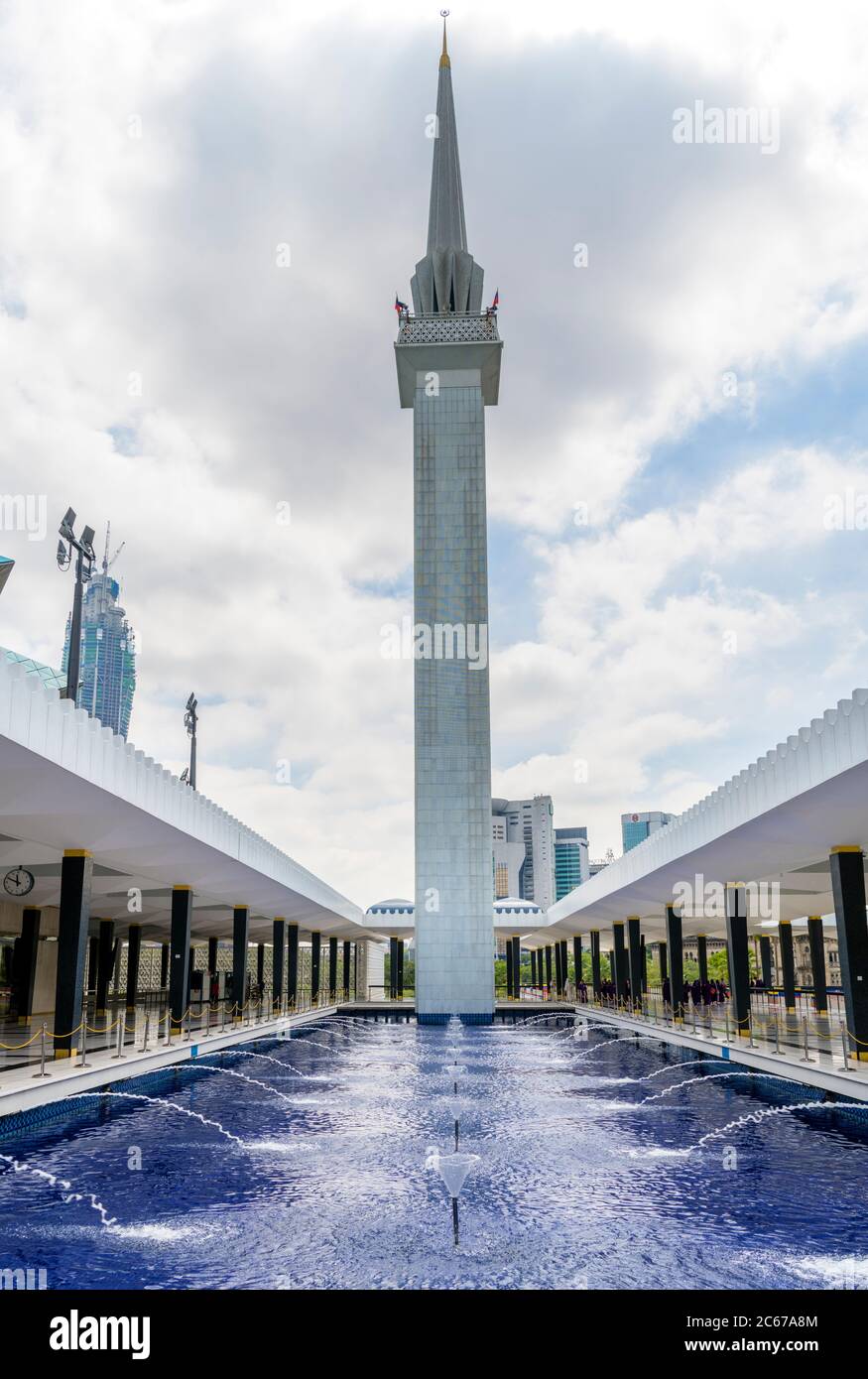 Le minaret de la Mosquée nationale de Malaisie (Masjid Negara Malaysia), Kuala Lumpur, Malaisie Banque D'Images