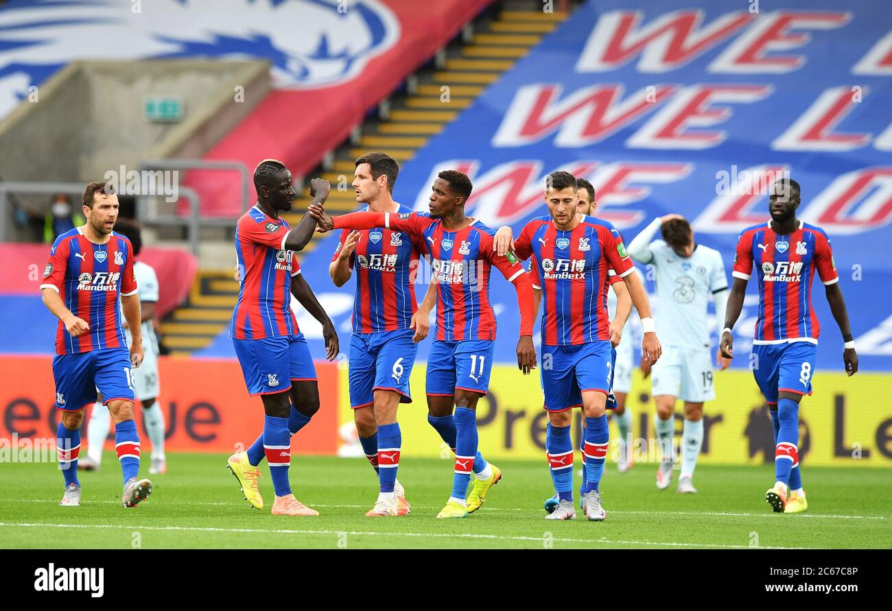 Le Crystal Palace Wilfried Zaha (centre) célèbre marquant son but premier du côté du jeu au cours de la Premier League match à Selhurst Park, Londres. Banque D'Images