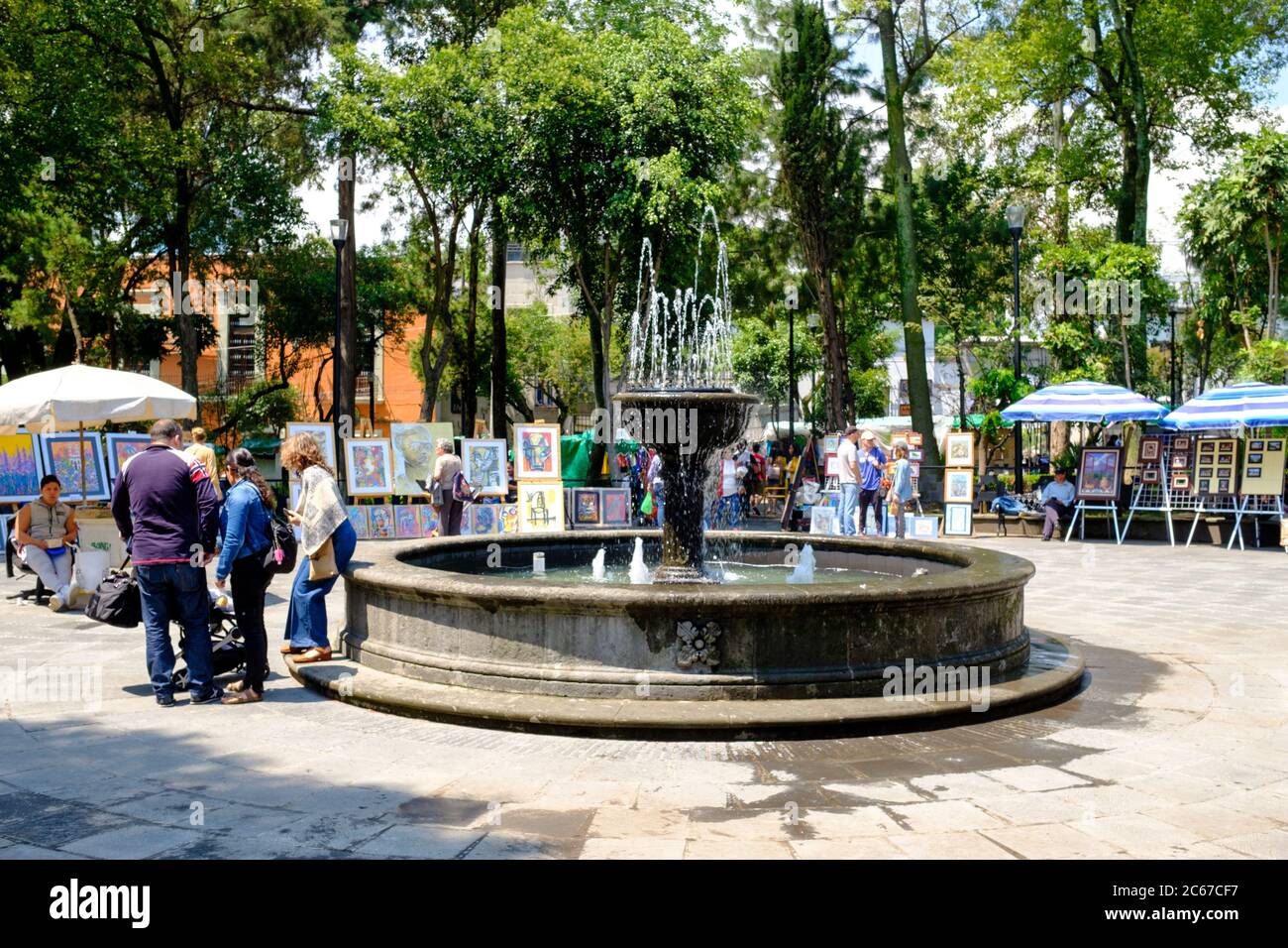 Le célèbre marché du samedi au quartier de San Angel vend des peintures et des œuvres d'art traditionnelles Banque D'Images