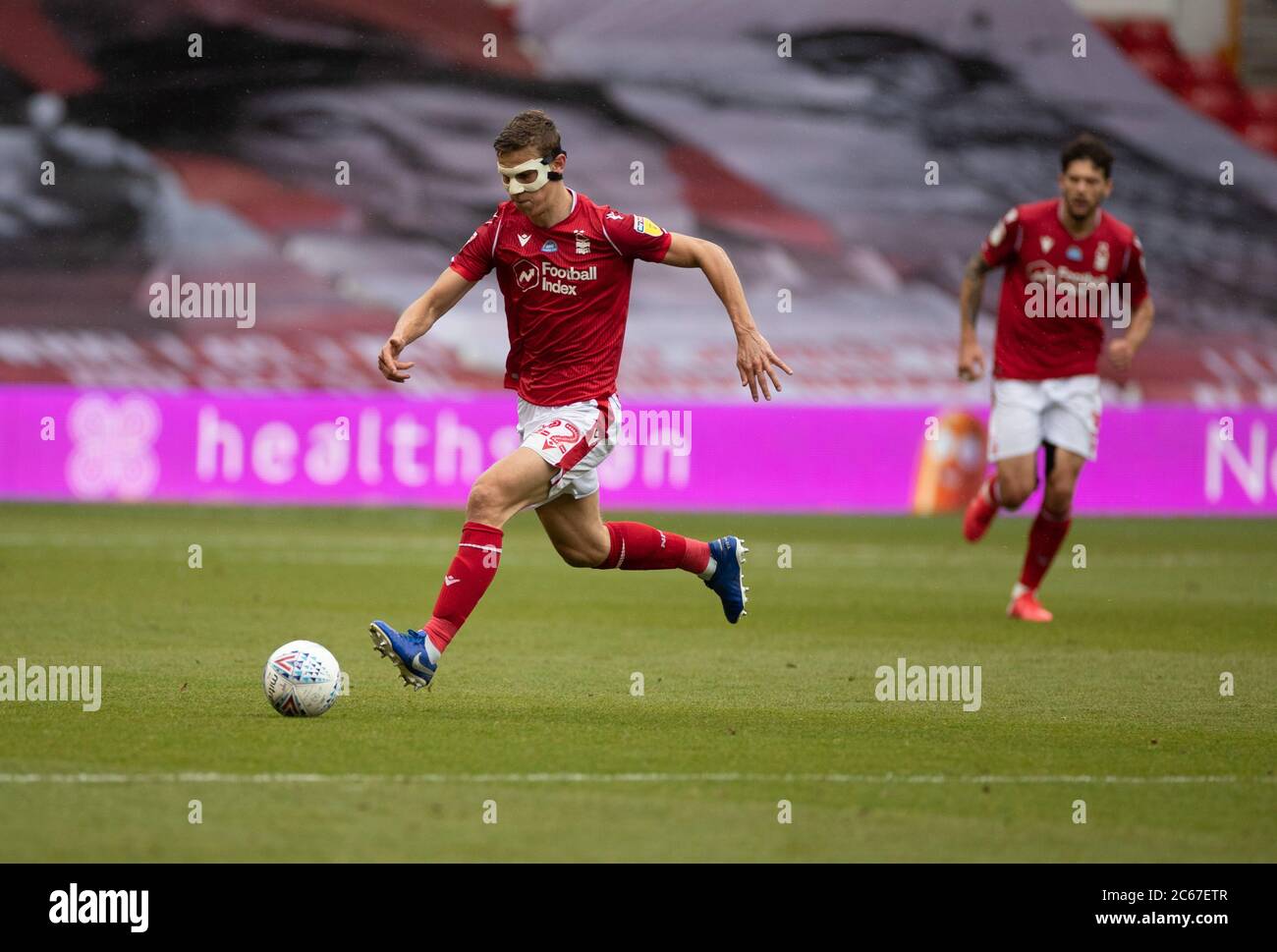 City Ground, Nottinghamshire, Midlands, Royaume-Uni. 7 juillet 2020. Championnat d'anglais football, Nottingham Forest versus Fulham; Ryan Yates of Notts Forest avance sur le ballon Credit: Action plus Sports/Alay Live News Banque D'Images