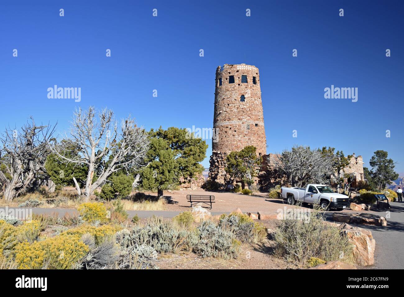 Tour de surveillance Desert View sur le bord sud du parc national du Grand Canyon. Un véhicule du Service des parcs nationaux est vu stationné devant des plantes désertiques. Banque D'Images Tour de surveillance Desert View sur le bord sud du parc national du Grand Canyon. Un véhicule du Service des parcs nationaux est vu stationné devant des plantes désertiques. Banque D'Images